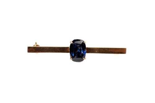 A sapphire bar brooch in 14 carat yellow gold