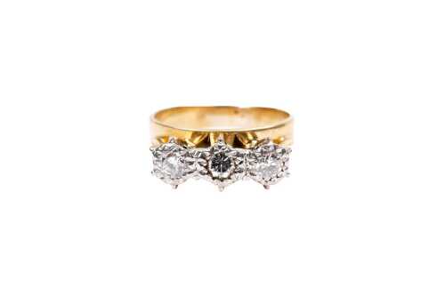A vintage diamond trilogy ring in 18 carat yellow gold and platinum