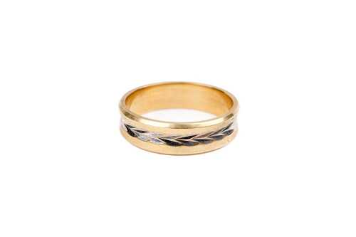 A vintage Siffari patterned band in 18 carat yellow and white gold
