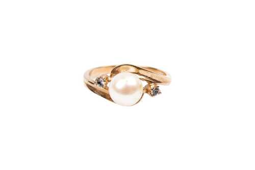 A vintage pearl and white topaz ring in 9 carat yellow gold
