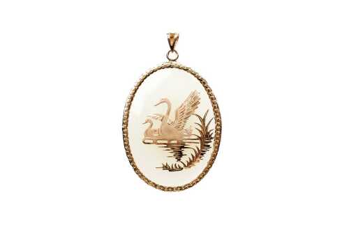 A green quartz pendant in 14 carat yellow gold