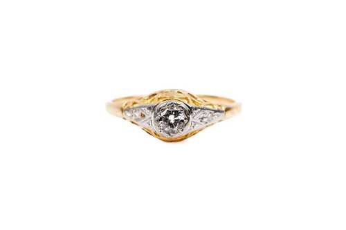 A vintage diamond ring in 18 carat yellow gold