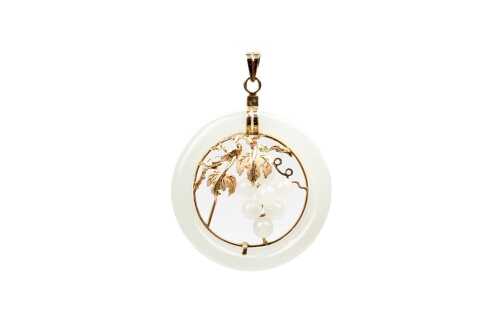 A green quartz pendant in 14 carat yellow gold