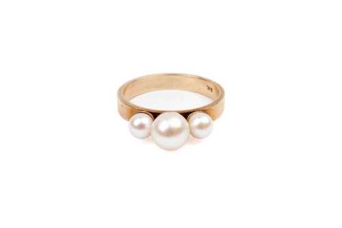 A vintage three pearl ring in 9 carat yellow gold