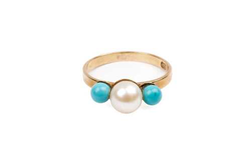 A vintage turquoise and pearl ring in 9 carat yellow gold