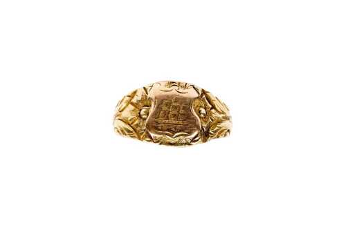 An antique signet ring in 18 carat yellow gold