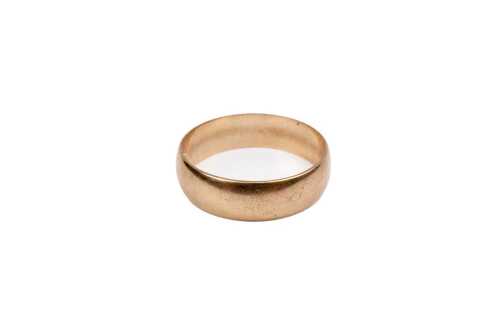 A wedding band in 9 carat yellow gold