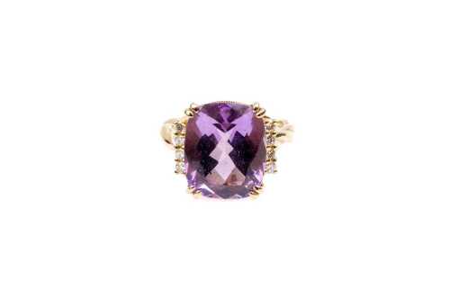 An amethyst and diamond ring in 9 carat yellow gold