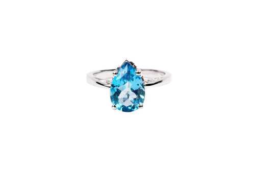 A blue topaz ring in 14 carat white gold