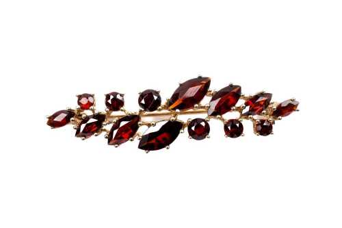 A garnet brooch in 9 carat yellow gold