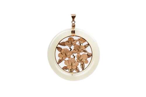 A green quartz pendant in 10ct rose gold