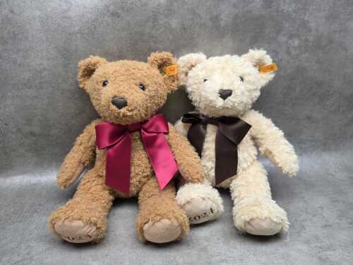 Two Steiff year bears