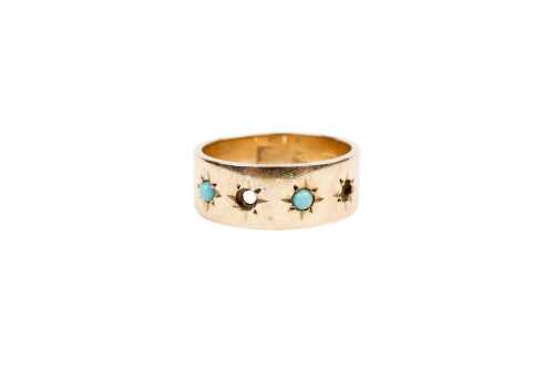 A turquoise ring in 9 carat yellow gold