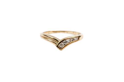 A cubic zirconia ring in 9 carat yellow gold