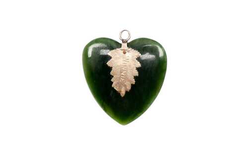 An antique chrysoprase heart pendant in 9 carat yellow gold
