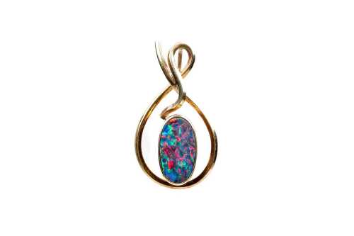 An opal doublet pendant in 9 carat yellow gold