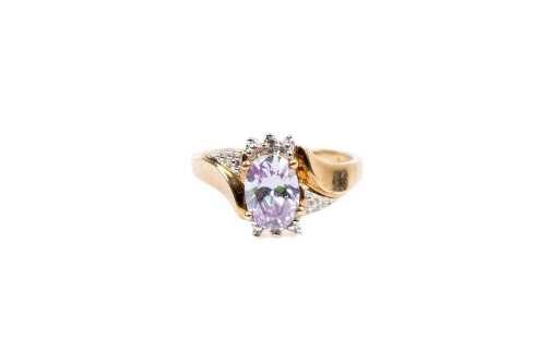 An amethyst and diamond ring in 9 carat yellow gold