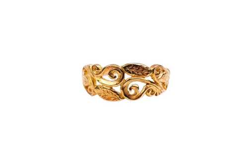 A leaf and scroll patterned ring in 9 carat yellow gold
