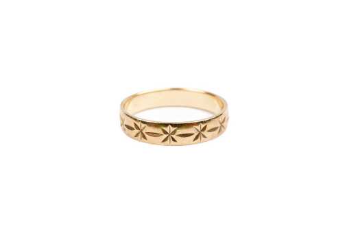 A star patterned band in 9 carat yellow gold