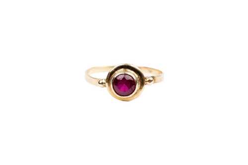 A ruby ring in 14 carat yellow gold