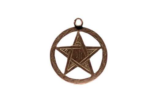 A pentagram pendant in 9 carat yellow gold