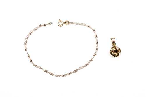 A knot pendant and a bracelet in 9 carat yellow gold
