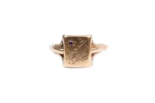 A vintage garnet signet ring in 9 carat yellow gold