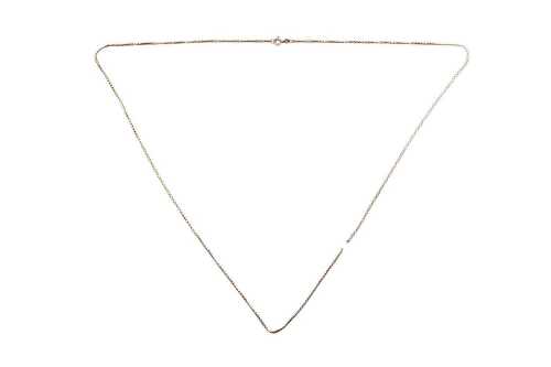 A broken necklace in 9 carat yellow gold