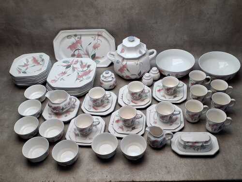 Mikasa 'Silk Flower' porcelain dinner setting for eight