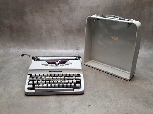 Pinnock Craftamatic portable manual typewriter