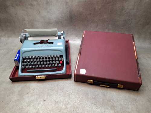 Olivetti Studio 44 manual portable typewriter
