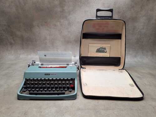 Olivetti Lettera 32 manual portable typewritter in teal