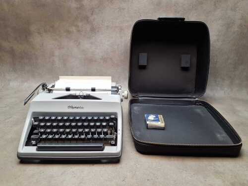 Olympia SM9 portable manual typewritter in grey