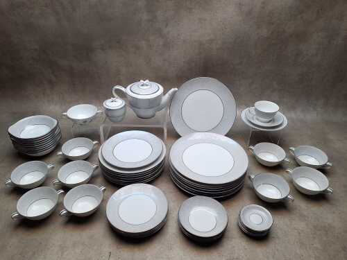 Noritaki 'Damask' part dinner setting, including teapot
