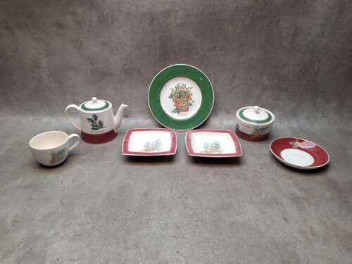 Wedgwood 'Sarah's Garden' red and green porcelain servingware