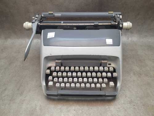 Beaucourt Style standard typewriter
