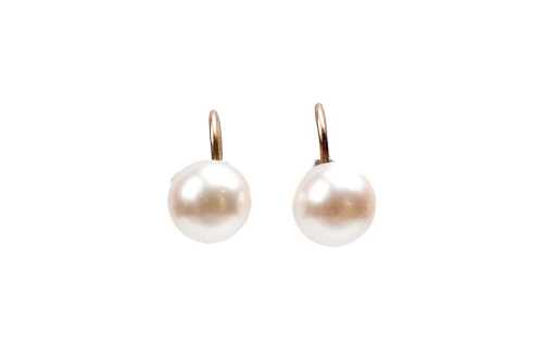 A pair of pearl screw back earrings in 9 carat yellow gold