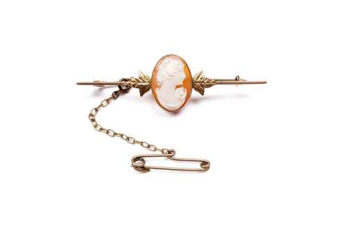 A vintage cameo brooch in 9 carat rose gold