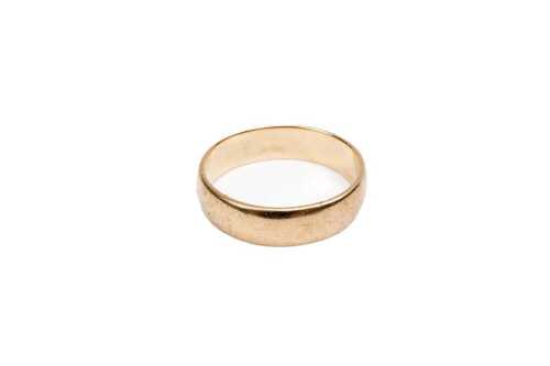 A wedding band in 9 carat yellow gold