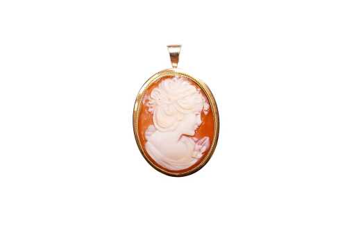 A vintage cameo brooch/pendant in 9 carat yellow gold