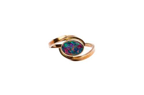 A vintage opal doublet ring in 9 carat yellow gold