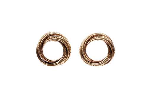 A pair of twist earrings in 9 carat yellow gold