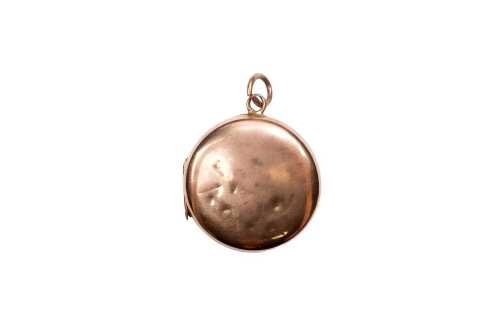 A vintage locket in 9 carat rose gold