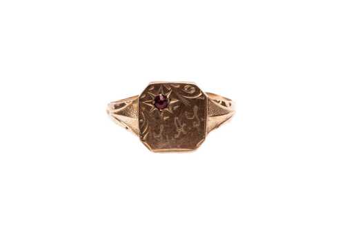 A vintage red paste signet ring in 9 carat rose gold