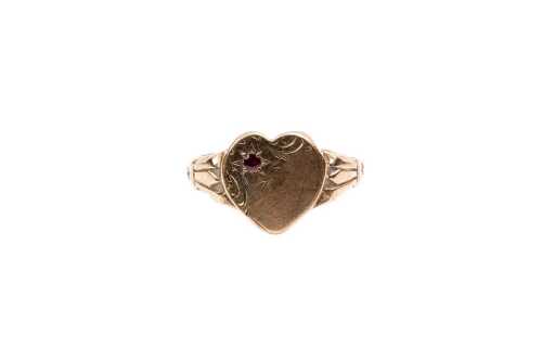 A vintage red paste signet ring in 9 carat rose gold