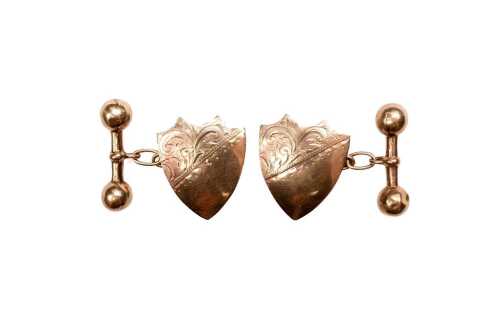 A pair of vintage shield cufflinks in 9 carat yellow gold