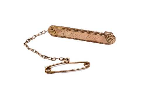 A vintage bar brooch in 9 carat yellow gold