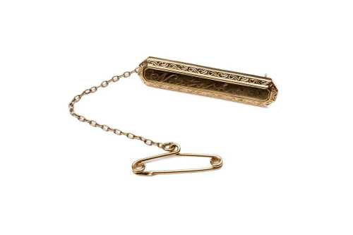A bar brooch in 9 carat yellow gold