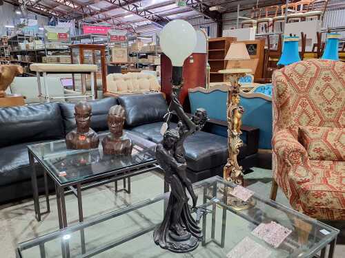 Figural table lamp of lovers in embrace