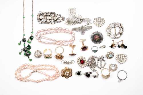 A collection of vintage jewellery